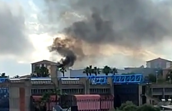 Incendio a Catania, fiamme e fumo in via Santa Sofia: vigili del fuoco sul posto – VIDEO