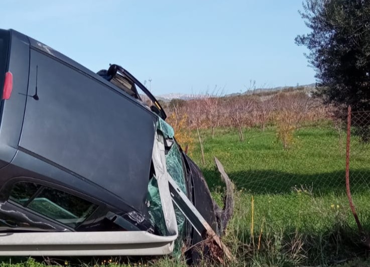 “Incredibile” incidente sulla Provinciale 71: auto si schianta contro guardrail, parabrezza distrutto