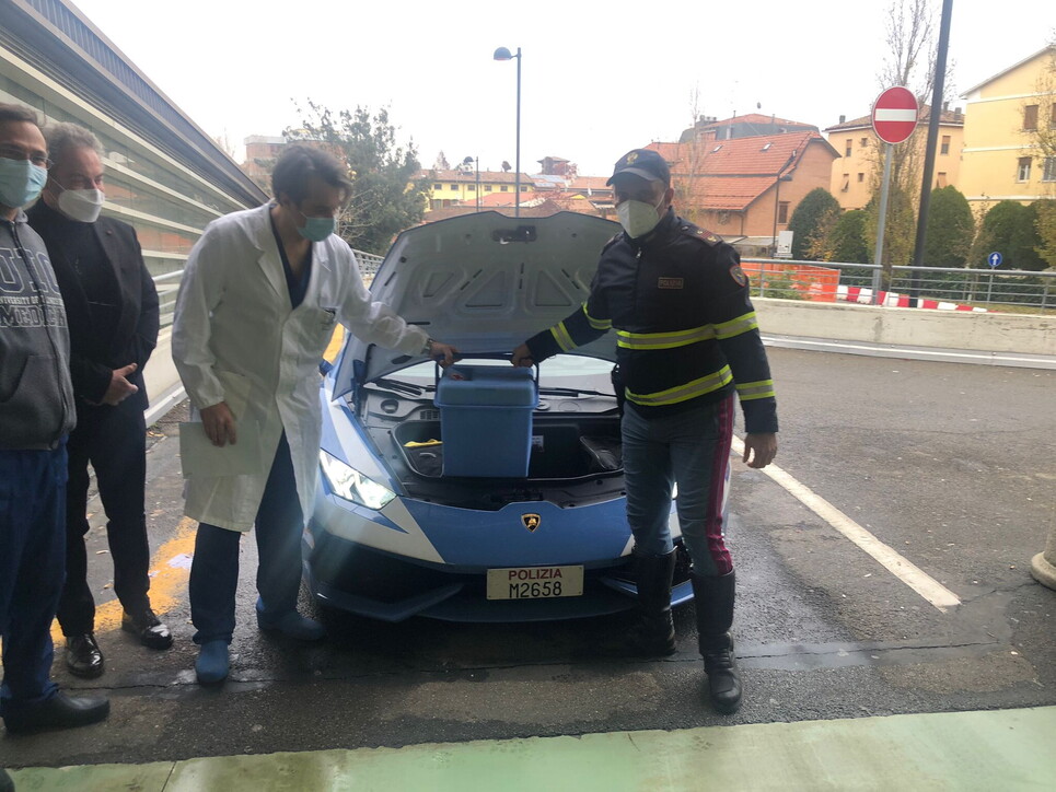 Polizia, corsa disperata su Lamborghini per consegnare due reni e permettere trapianti