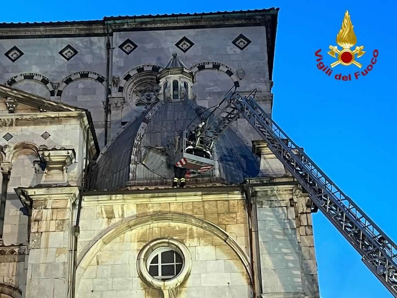 Lucca, si stacca pannello dalla cupola del Duomo: intervengono i vigili del fuoco