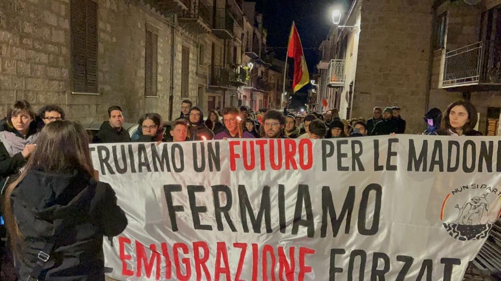 Stop all’emigrazione forzata, la fiaccolata dei giovani: “Lottiamo per la libertà di restare”