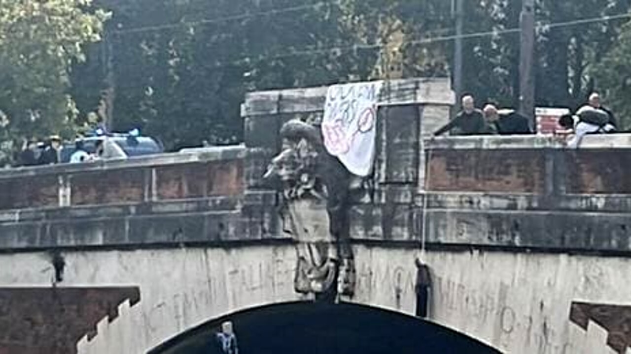 Scuola, Blocco Studentesco: “A Roma manichini impiccati e striscioni contro Valditara e tagli”