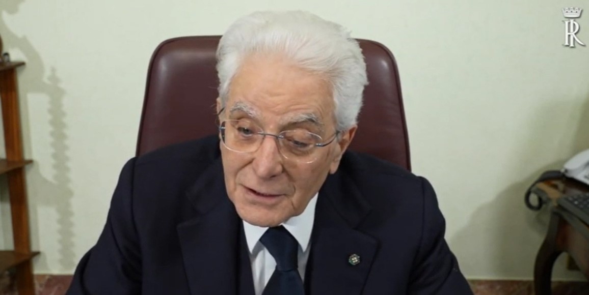 Mattarella, gli auguri alle forze armate: “Importante contributo alla pace e alla stabilità”