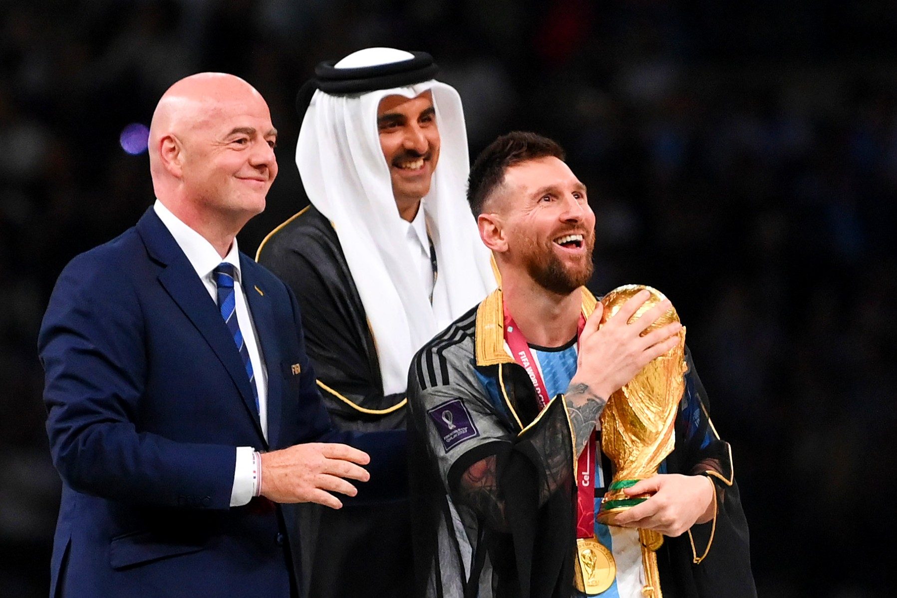 Qatar 2022, offerto a Messi un milione di dollari per il Bisht indossato durante la premiazione