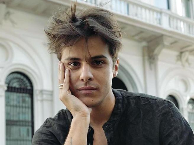 Amici, saccheggiata tomba del cantante Michele Merlo: spariti oggetti dei fan