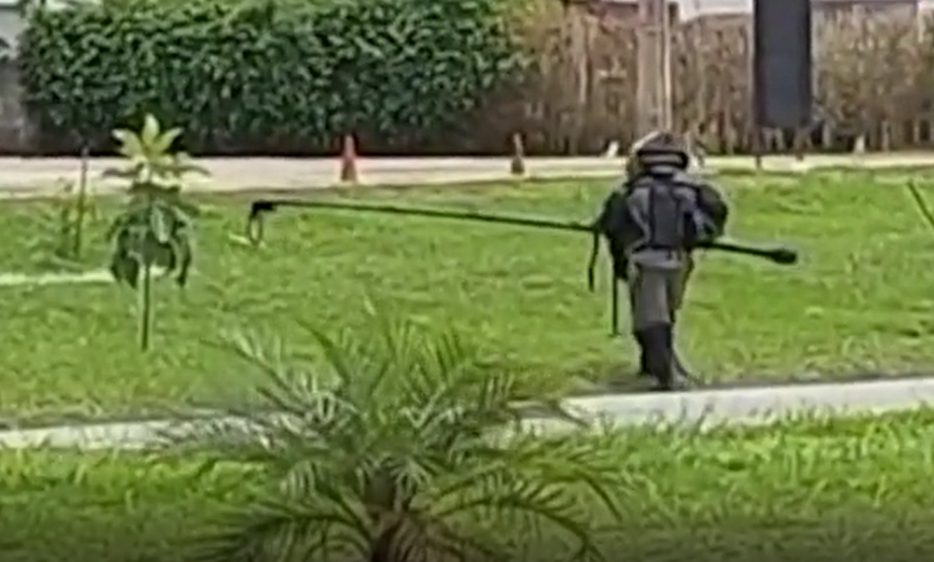 Paura in Brasile, militare rimuove esplosivo all’aeroporto della capitale VIDEO