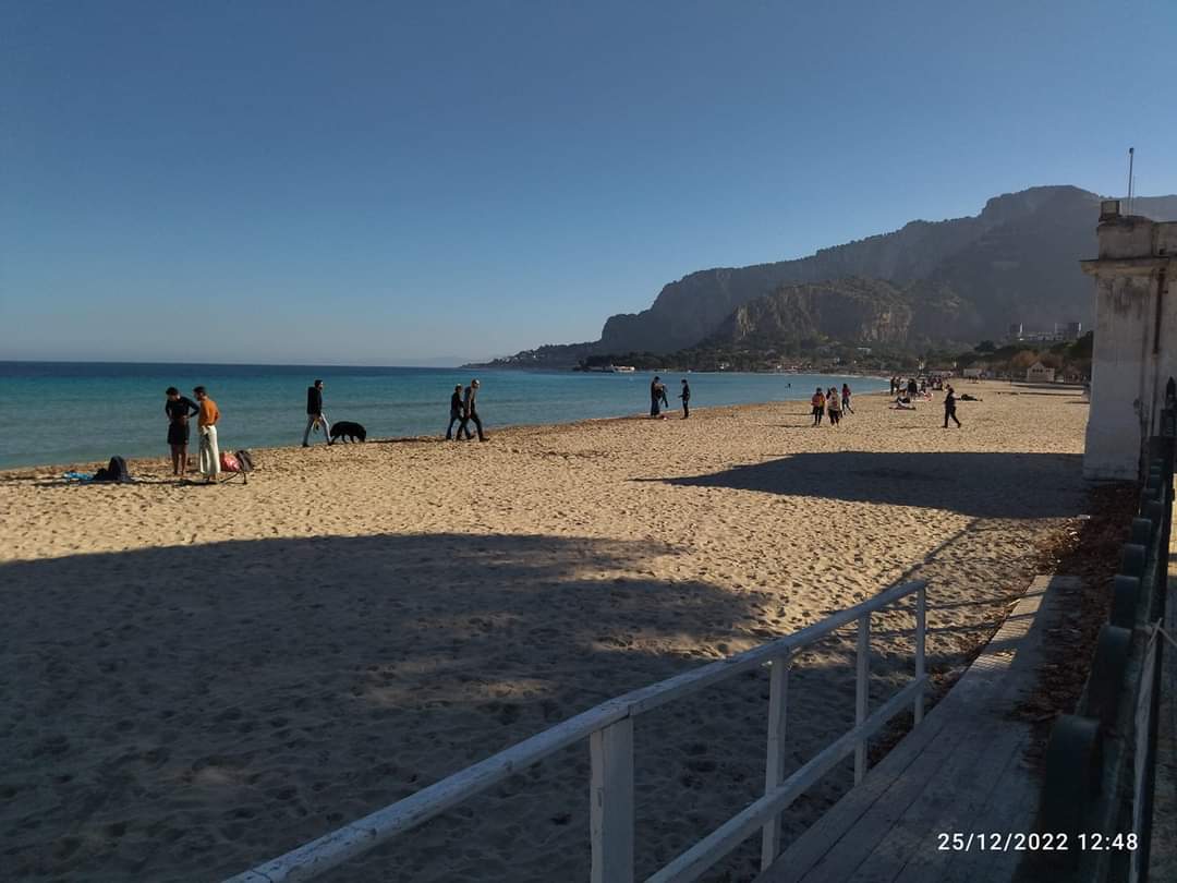 E’ Natale, ma sembra estate: tutti al mare in Sicilia