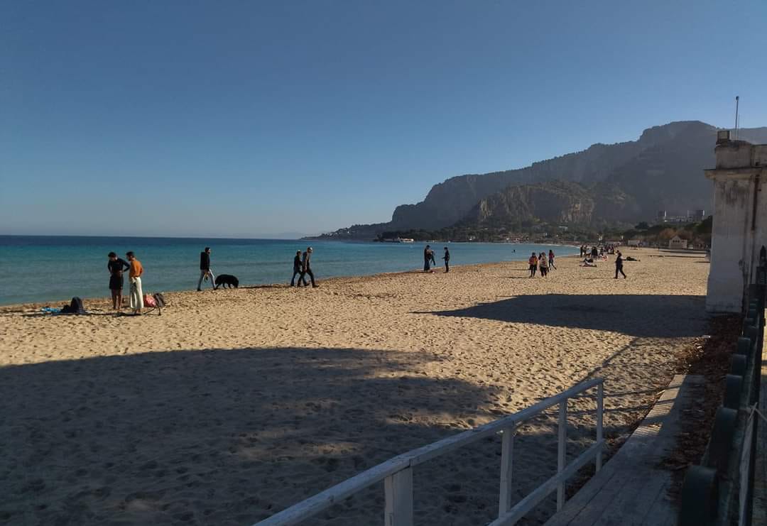 E’ Natale, ma sembra estate: tutti al mare in Sicilia