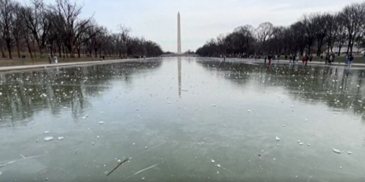 La piscina del National Mall diventa una pista di pattinaggio