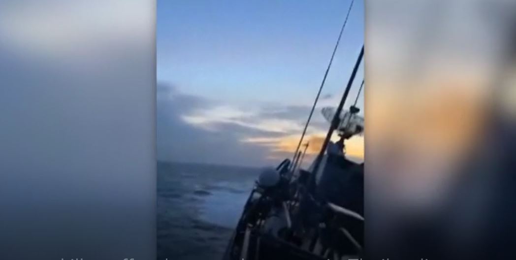 Dramma durante la tempesta in mare, affonda nave da guerra: almeno 30 dispersi – VIDEO