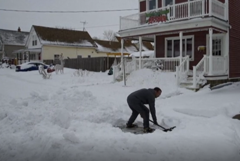 A Buffalo si spalano montagne di neve: almeno 65 morti negli Usa VIDEO