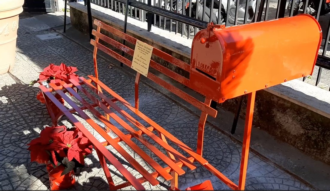 Panchina rossa e buca delle lettere contro la violenza: “Non lasceremo mai una donna sola”