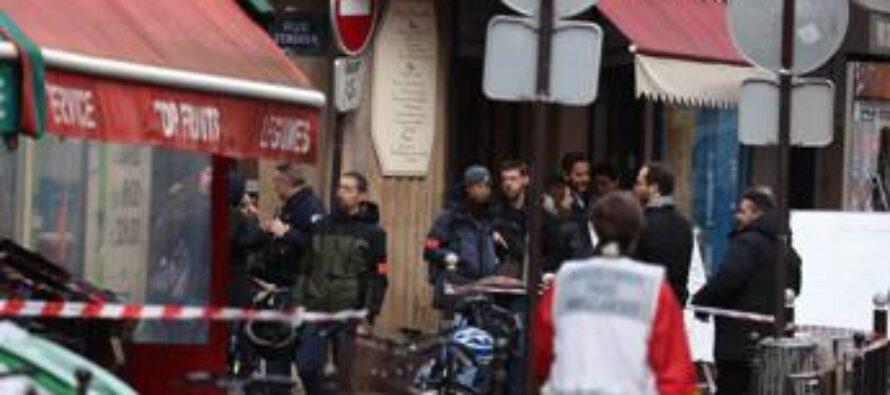 Parigi, il padre dell’aggressore: “Mio figlio è un pazzo”