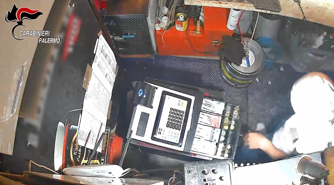 Fanno irruzione in pub a Termini Imerese armati di pistola, in manette banda di 20enni – VIDEO