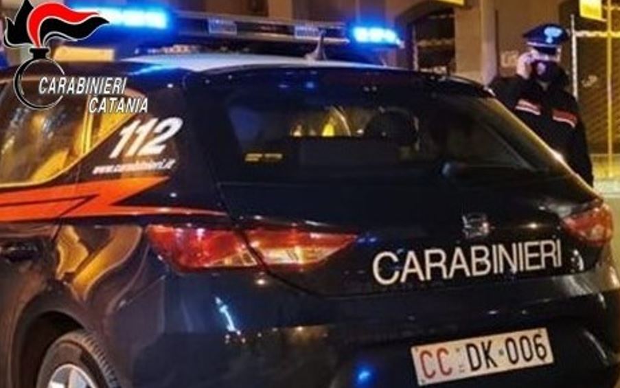 Ucciso a colpi d’arma da fuoco davanti casa: indagini in corso