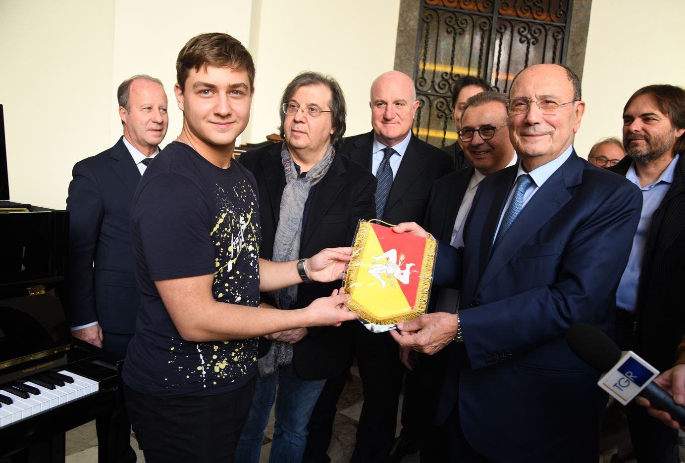 Schifani dona pianoforte per realizzare il sogno di Danijl Godunov, fuggito dall’Ucraina – VIDEO