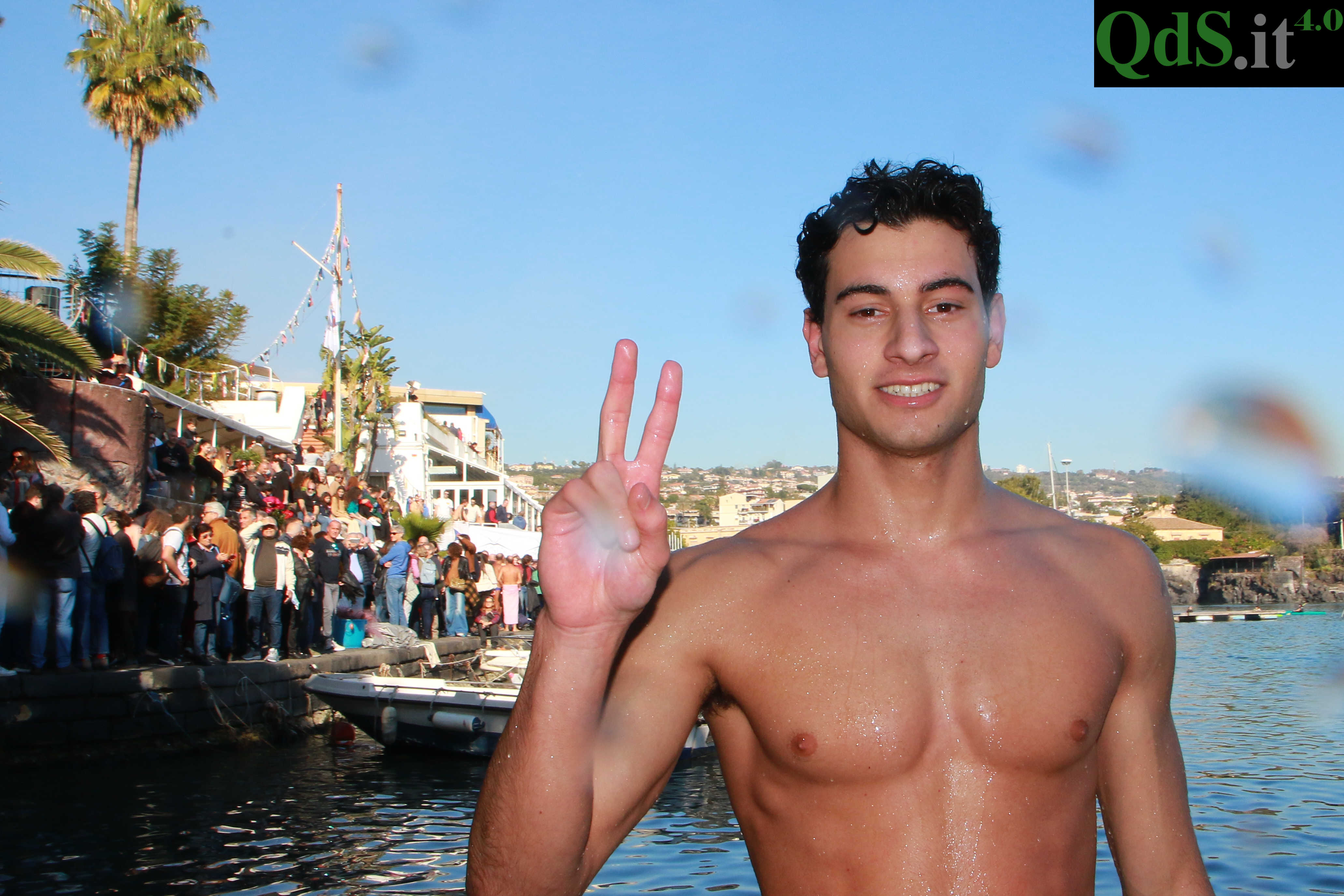 Catania, le foto della “San Silvestro a Mare”: tuffo anche per l’astronauta Parmitano Catania, le foto della “San Silvestro a Mare”: tuffo anche per l’astronauta Parmitano