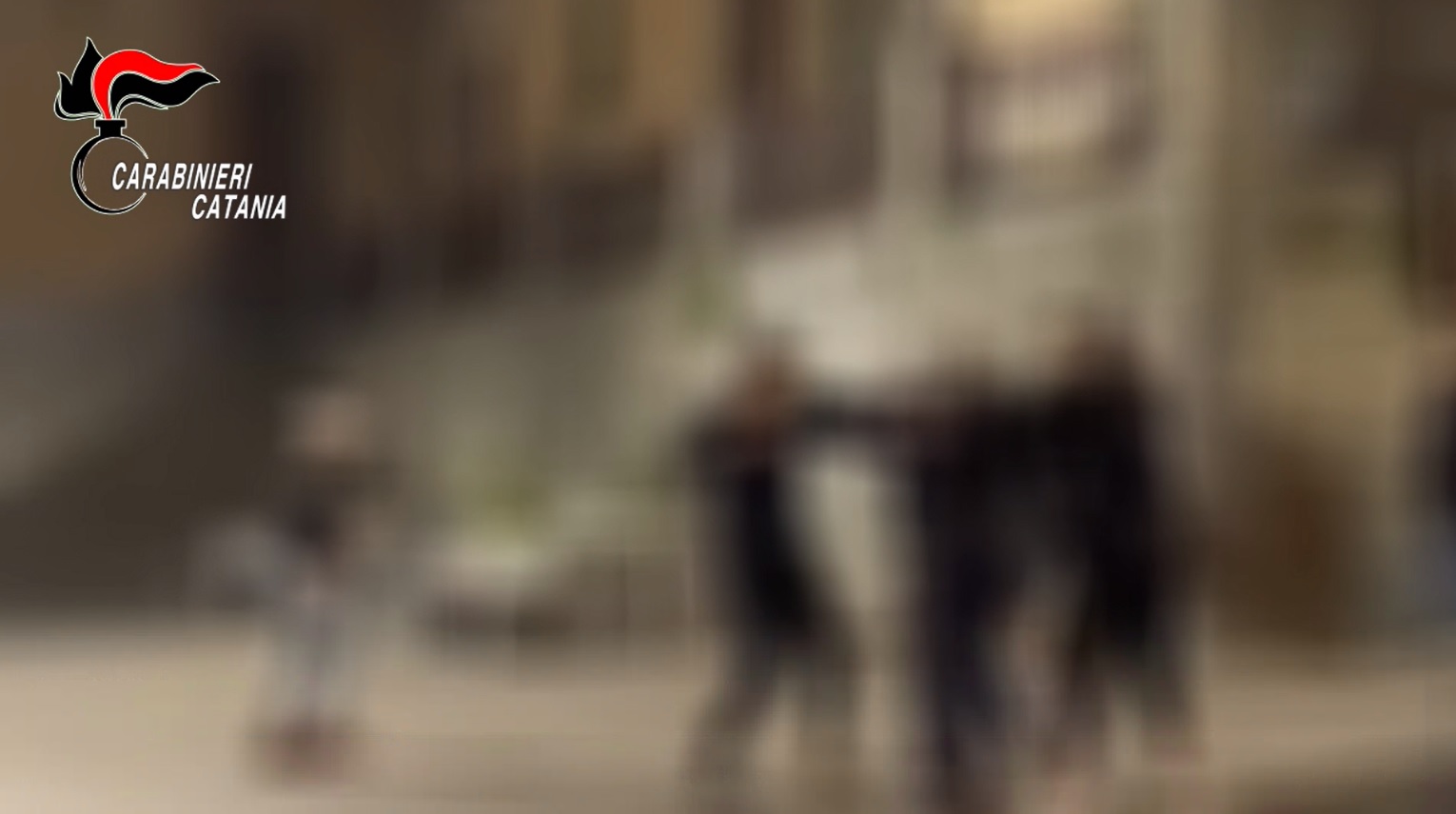 “È marocchino, non puoi fidanzarti con lui”, rissa e caccia all’uomo nel Catanese: 10 denunce – VIDEO