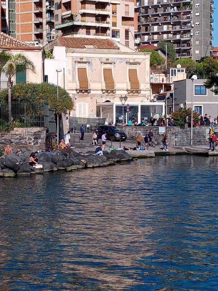 E’ Natale, ma sembra estate: tutti al mare in Sicilia