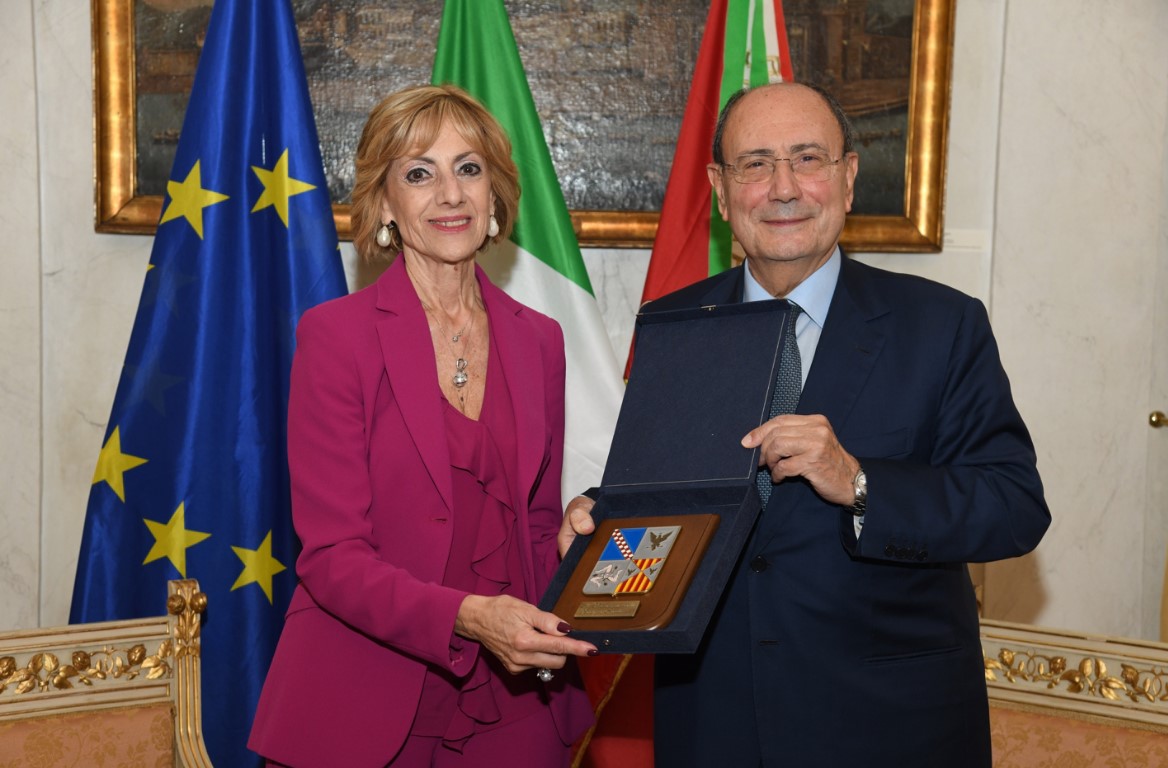 Schifani incontra il nuovo Prefetto di Palermo e dona crest con lo stemma della Regione