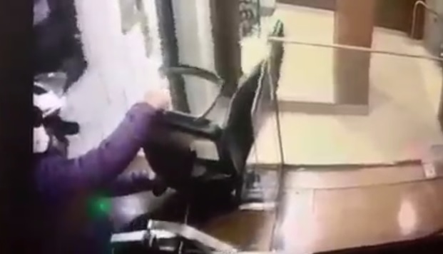 Il portiere del palazzo non c’è, lui ruba una sedia: l’assurdo furto a Napoli – VIDEO