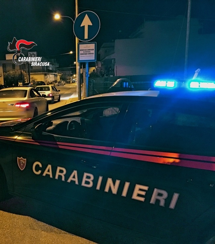 Carlentini, uomo chiede soldi alla madre e la picchia: arrestato pregiudicato