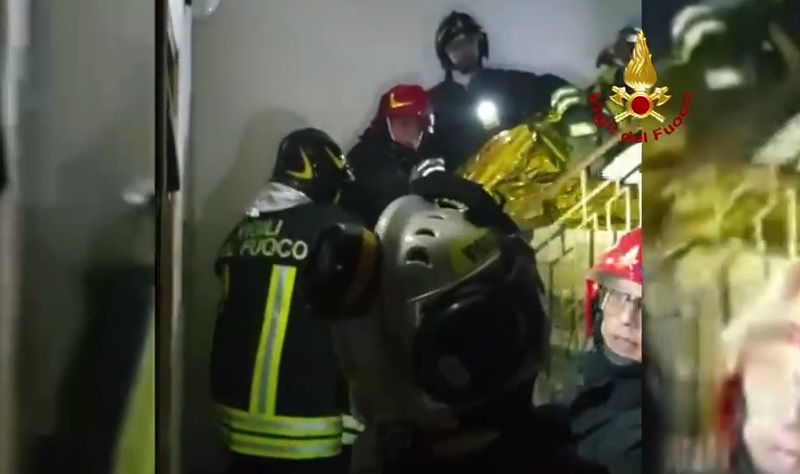 Esplosione bombola ad Adrano, le immagini dei soccorsi: come sta la persona ferita – VIDEO