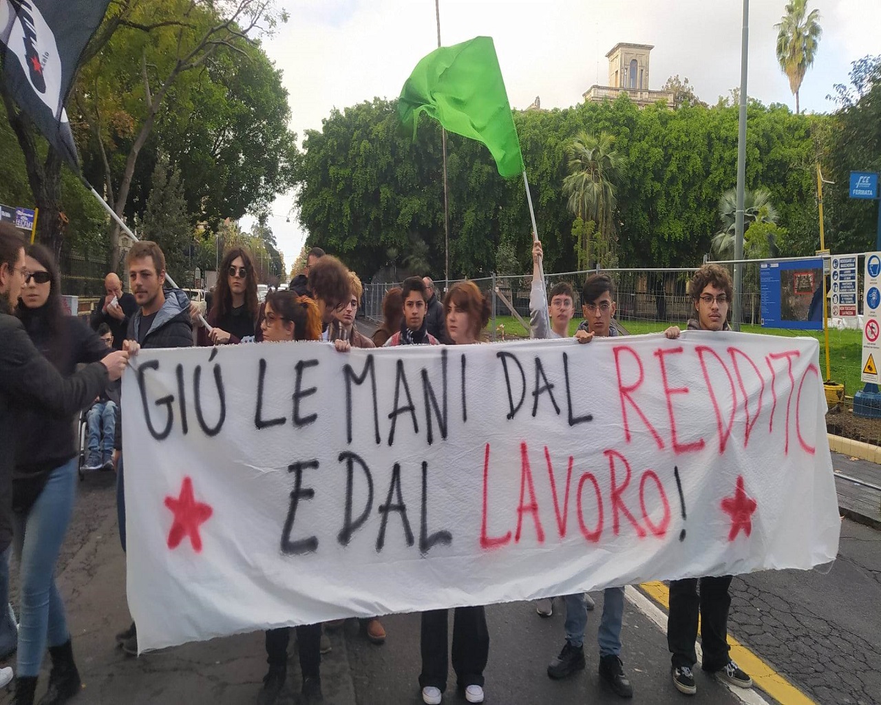Abolizione Reddito di Cittadinanza, a Catania monta la protesta: “Poveri visti come criminali” – FOTO e VIDEO Abolizione Reddito di Cittadinanza, a Catania monta la protesta: “Poveri visti come criminali” – FOTO e VIDEO