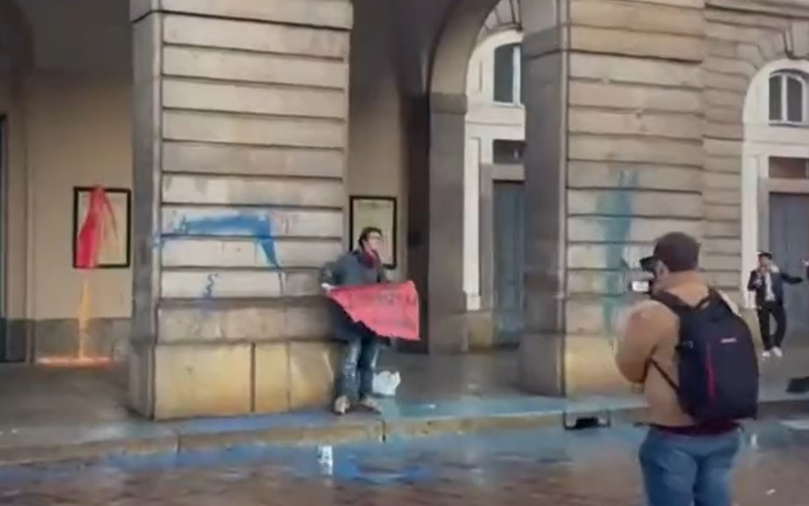 Milano, imbrattano con vernice la facciata del Teatro alla Scala: bloccati