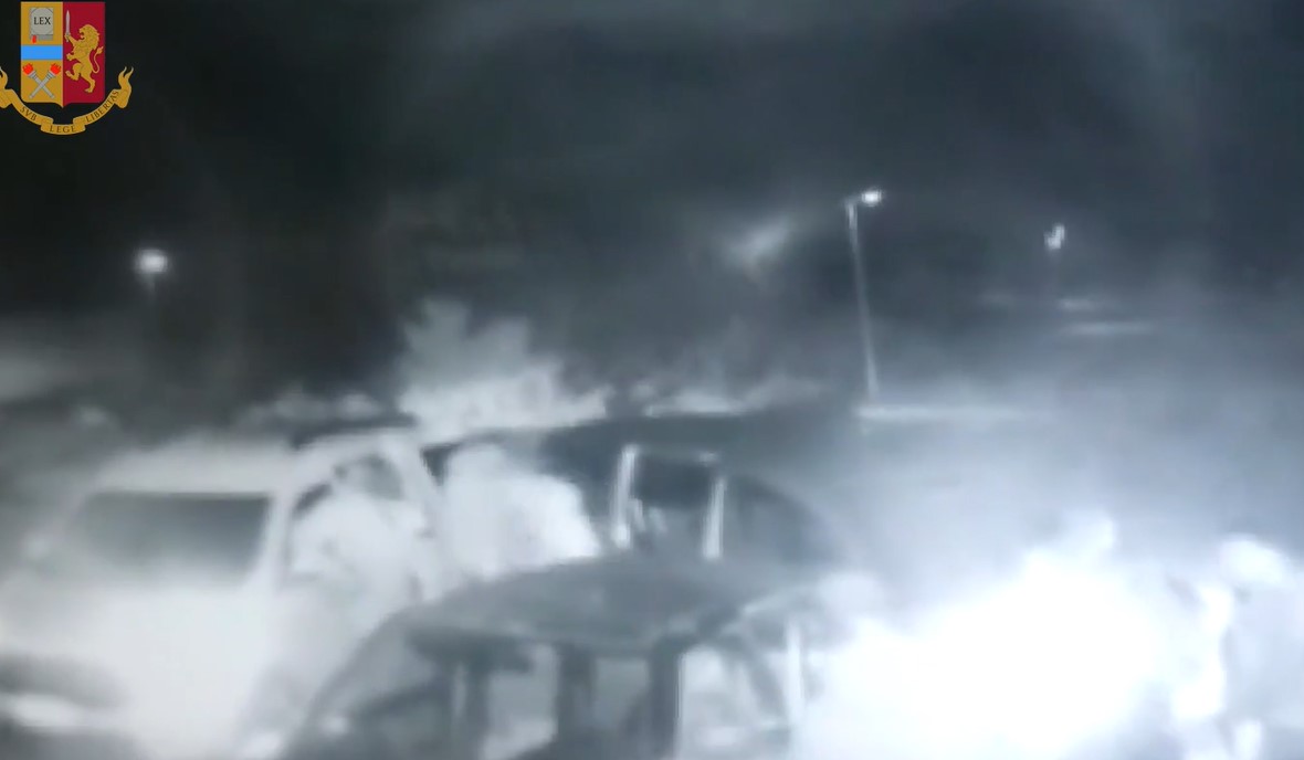 Paura in ditta di trasporti nel Catanese, 3 uomini armati tentano rapina: arrestati – VIDEO