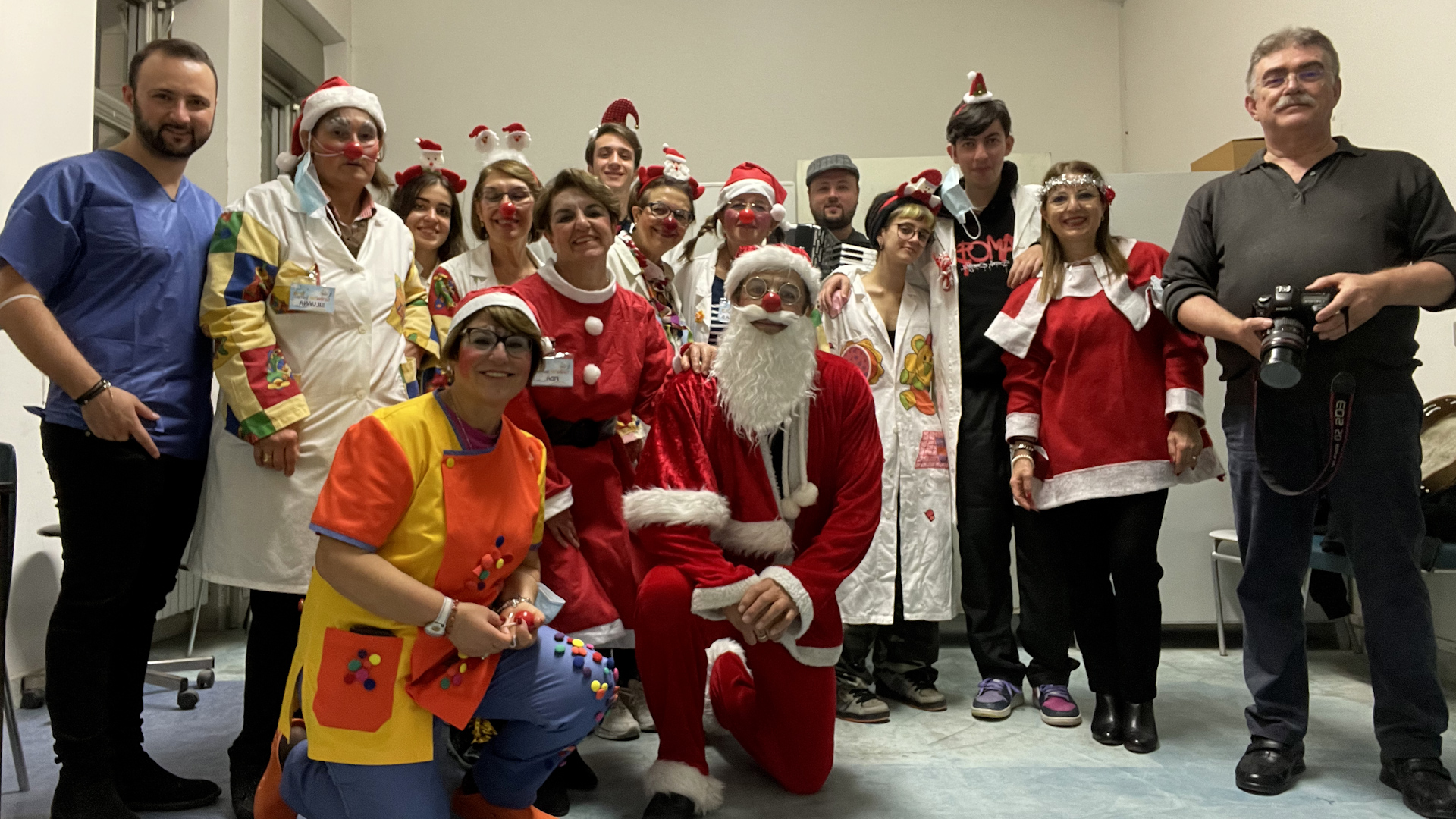 Caltagirone, all’ospedale Gravina la “Terapia del sorriso” con musica e doni