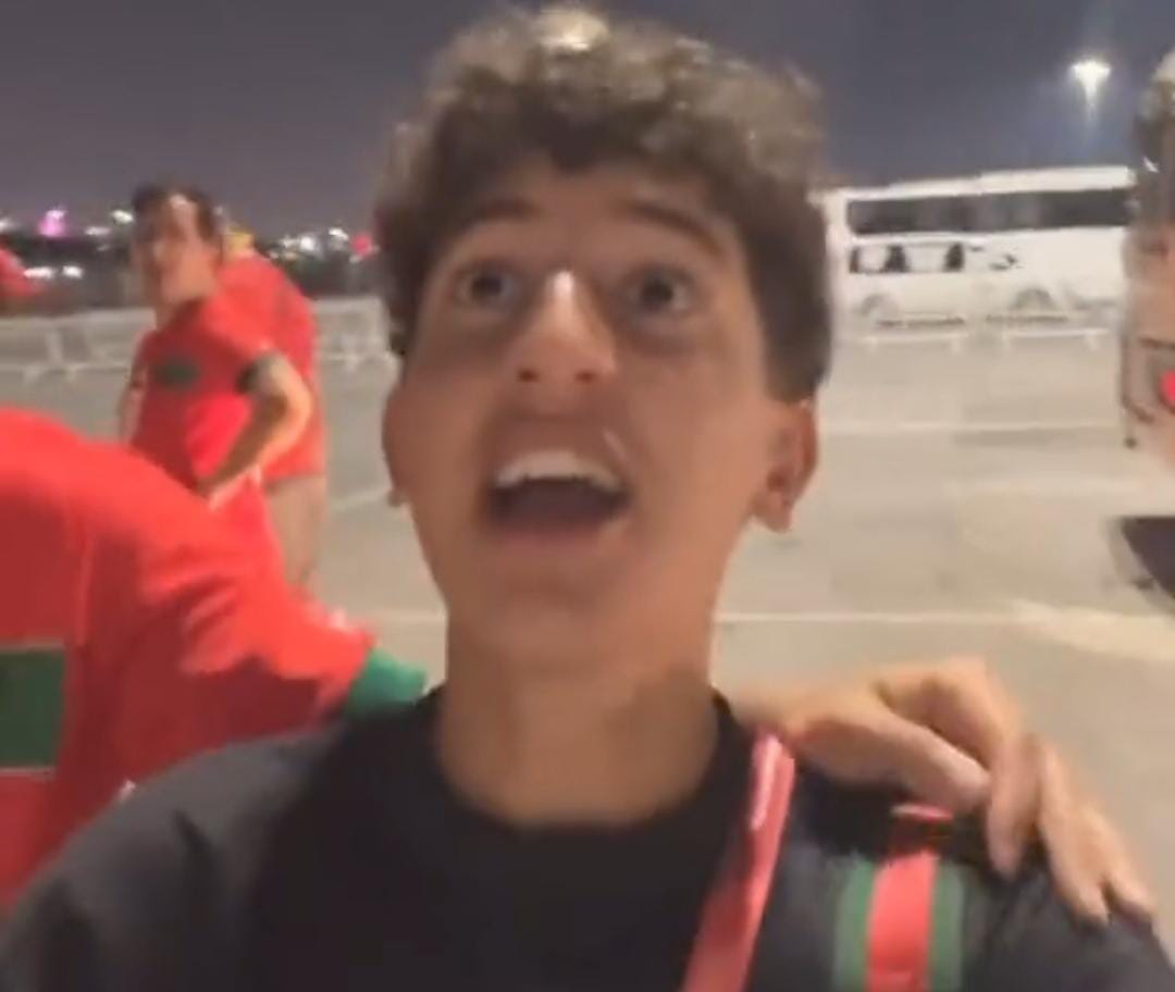 Qatar 2022, tifoso del Marocco irride la Spagna: le immagini