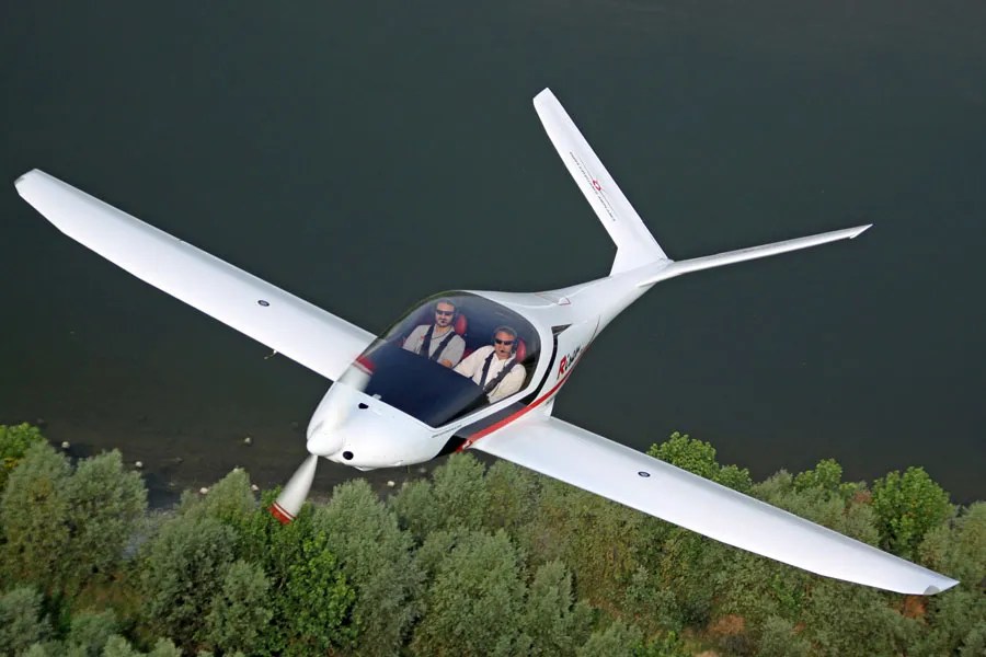 Brescia, ultraleggero sfonda recinzione e finisce in strada