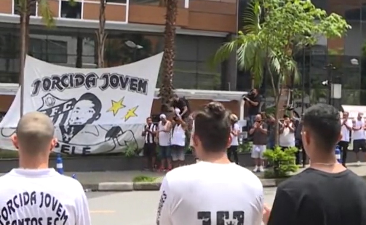 Lacrime, applausi e preghiere per Pelé: la veglia di fronte all’ospedale – VIDEO