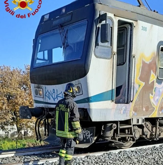 Auto investita da un treno: quattro feriti