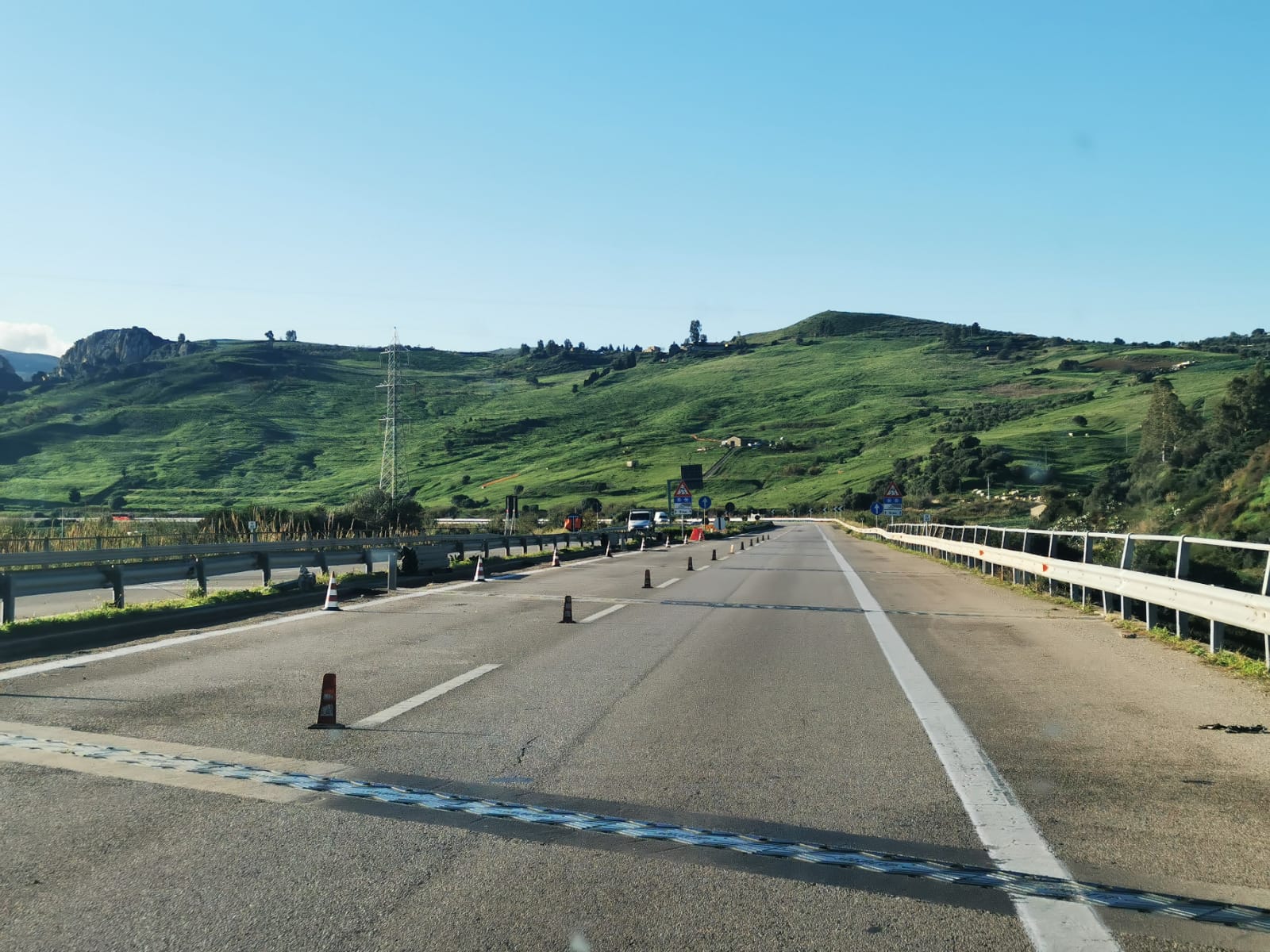 In viaggio da Palermo a Catania, 25 cantieri e circa 50 km di corsia unica: odissea sull’A19