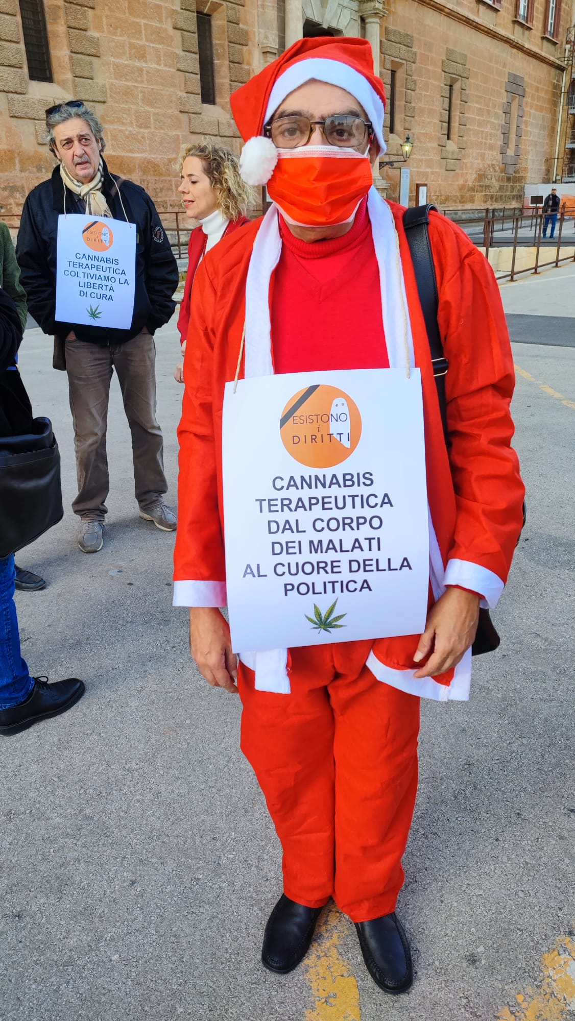 Galleria foto 'Palermo, Babbo Natale porta una lettera alla Regione: “Legalizzare la cannabis”' - foto 1