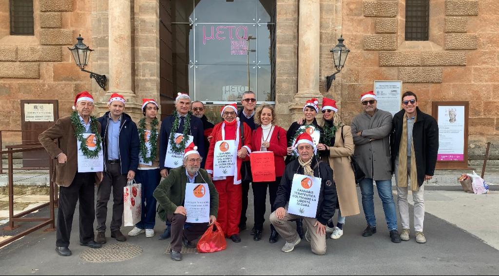 Palermo, Babbo Natale porta una lettera alla Regione: “Legalizzare la cannabis”