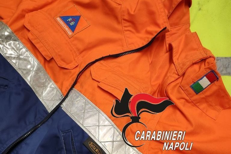 Ischia, indossava giubbotto della Protezione Civile rubato: denunciato dai carabinieri