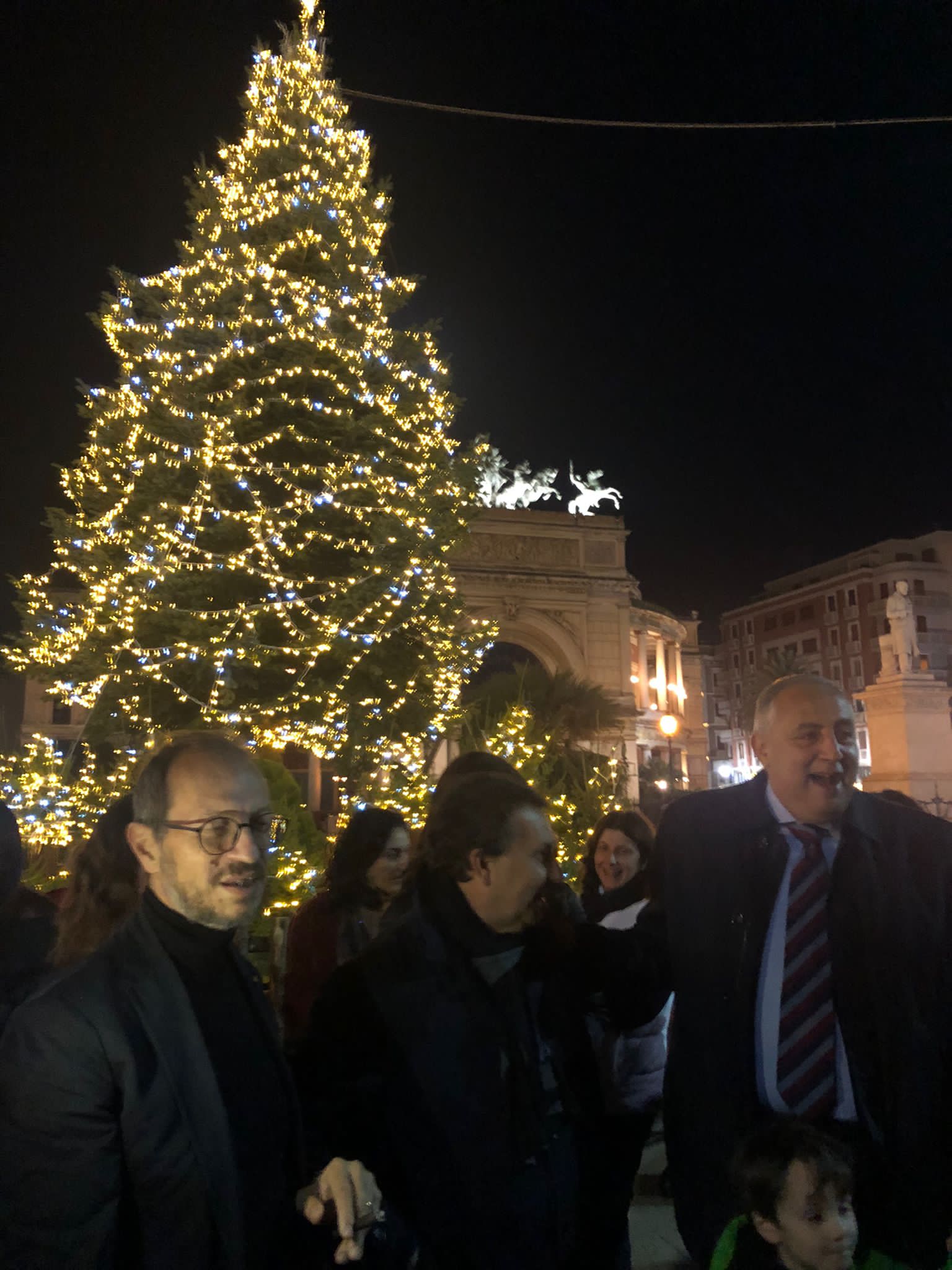 Palermo, si accende l’albero di Natale in piazza  Politeama