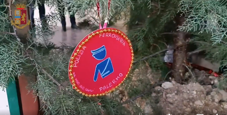 Palermo, bimbi decorano albero della Polfer alla stazione