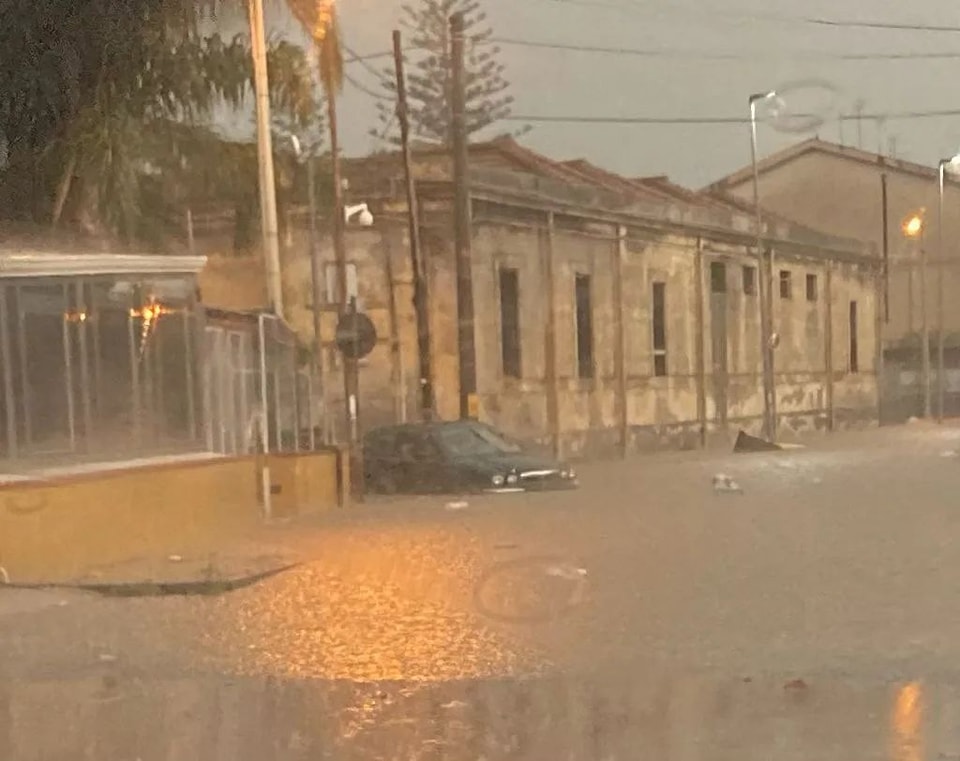 Maltempo nel Messinese, donna con 2 bimbi intrappolati in auto nel fango: raffica di soccorsi e danni