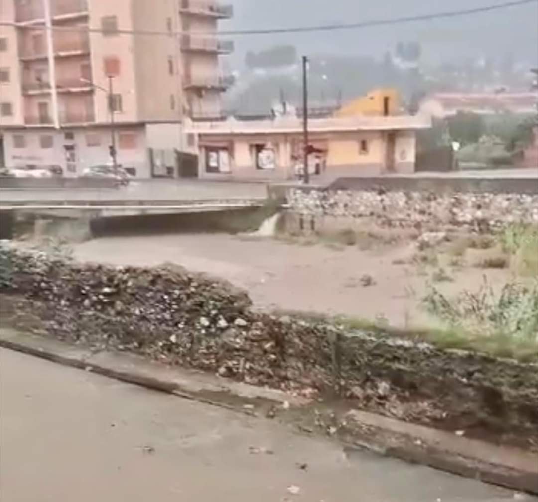 Maltempo nel Messinese, donna con 2 bimbi intrappolati in auto nel fango: raffica di soccorsi e danni