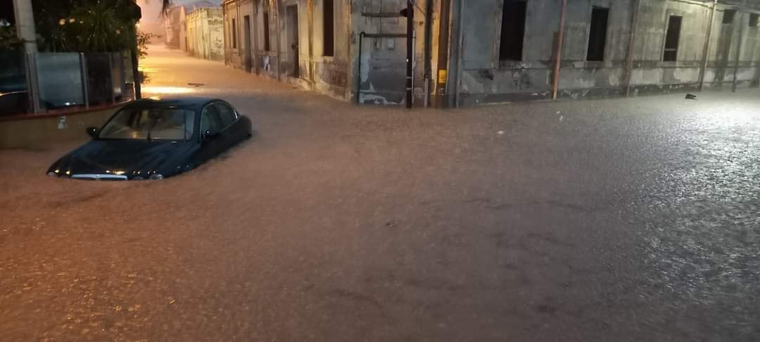 Galleria foto 'Maltempo nel Messinese, donna con 2 bimbi intrappolati in auto nel fango: raffica di soccorsi e danni' - foto 2