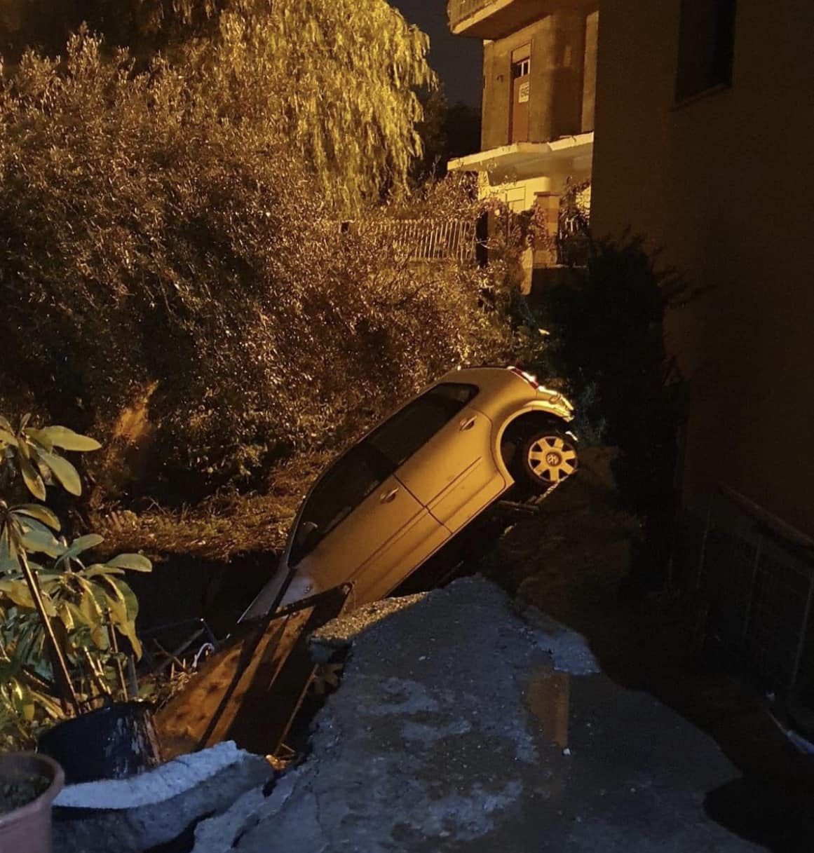 Maltempo nel Messinese, donna con 2 bimbi intrappolati in auto nel fango: raffica di soccorsi e danni