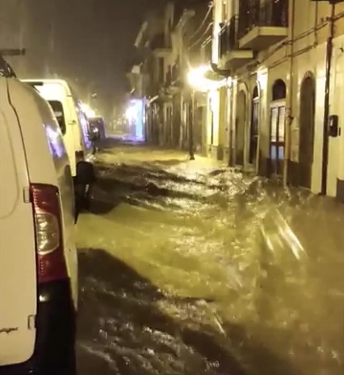Auto danneggiate dall’alluvione, cosa fare per ripararla, assicurazione, incentivi