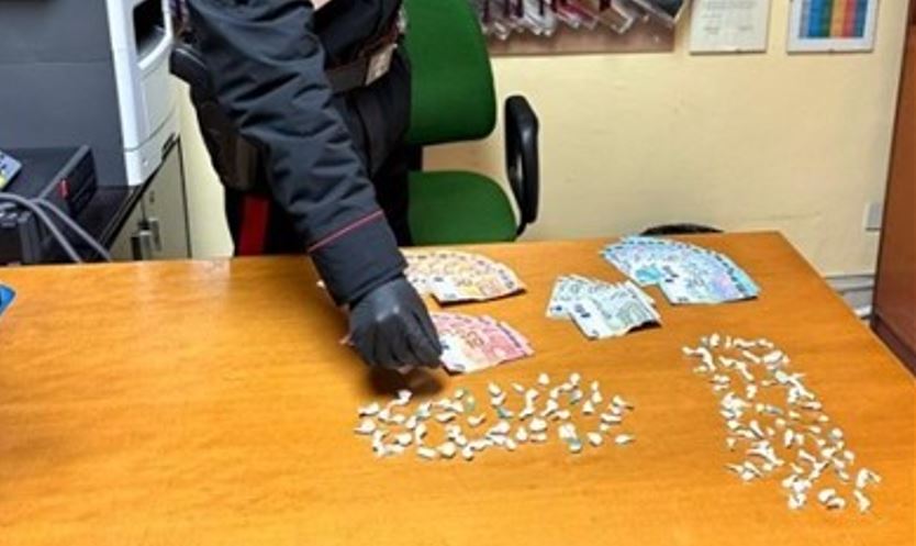Spaccio in via Capo Passero, giovane pusher sorpreso a cedere cocaina: arrestato