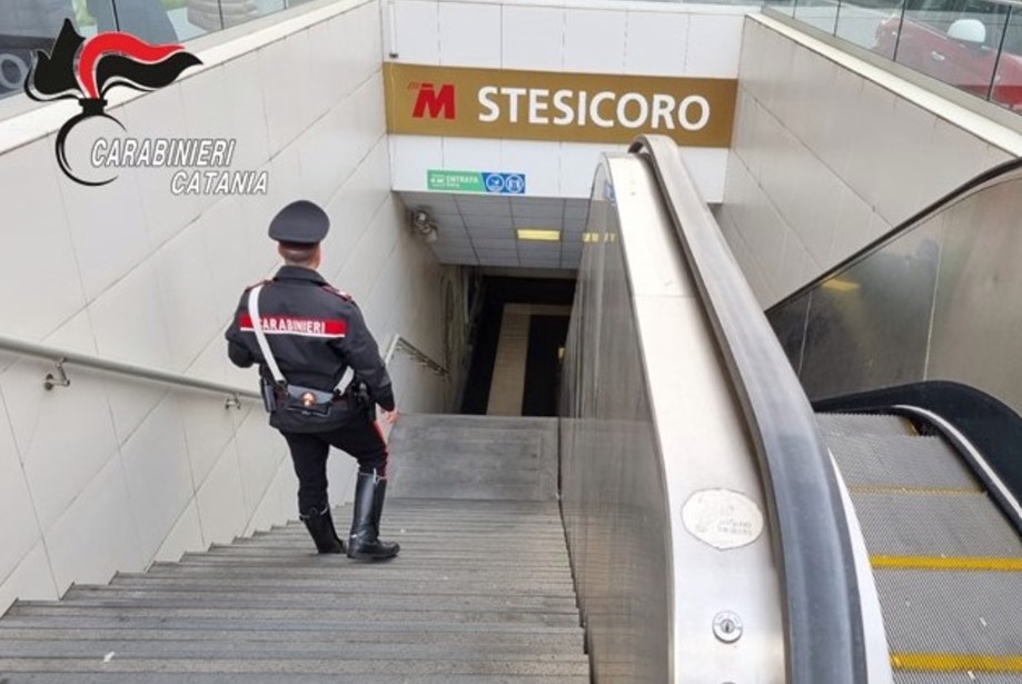 Uomo in escandescenza alla fermata della metro Stesicoro: arrestato, aggredito il macchinista
