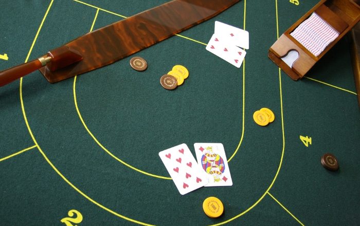 Venti persone sorprese a giocare a baccarà: a Ragusa scoperta bisca clandestina