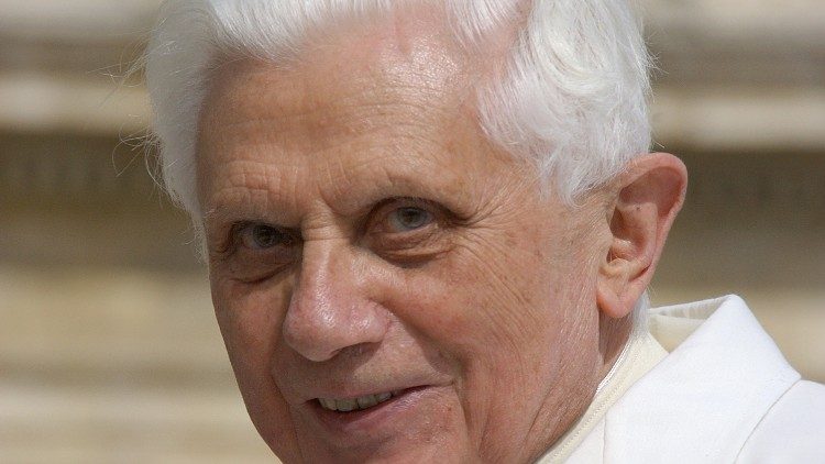 Vaticano, il portavoce “Ratzinger lucido e vigile, condizioni gravi”